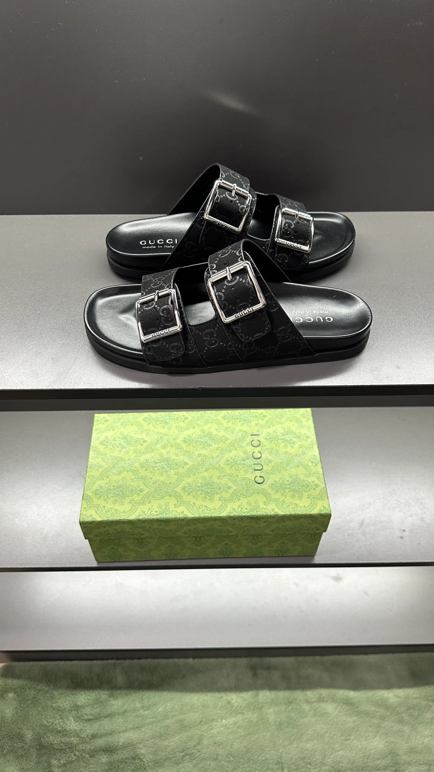 [G Home New Style] P: 320💰Men's size 39~45, (46. Customized) This slipper is made of GG polyester fiber and is decorated with a Gucci label on the front, which adds a striking logo feel to the style. "Gucci Made in Italy" stamped label Rubber sole Flat Made in Italy